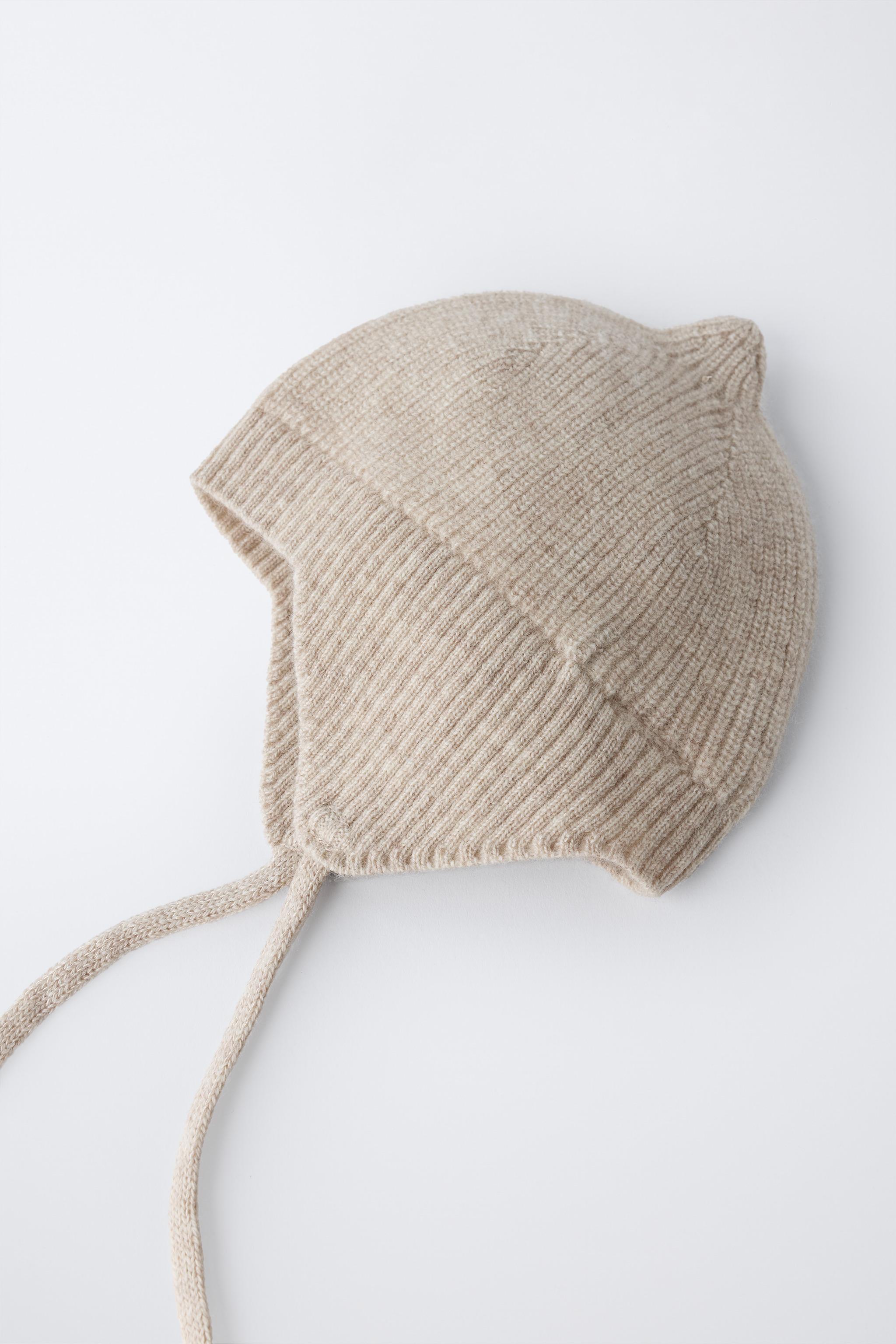 BONNET EN MAILLE AVEC LAINE